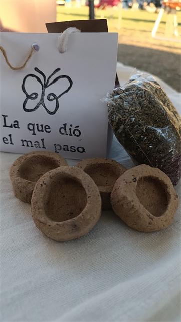 Canastitas de defumación junto a una bolsa con el logo de la marca